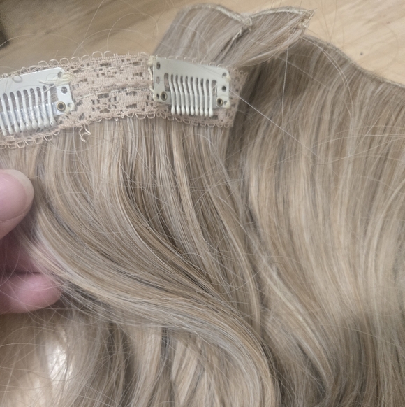 Clip In 20" Blonde On Blonde Extensions - Picture 5 of 5